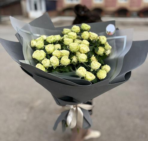 Букет Белые кустовые розы Солинеро в Североморске