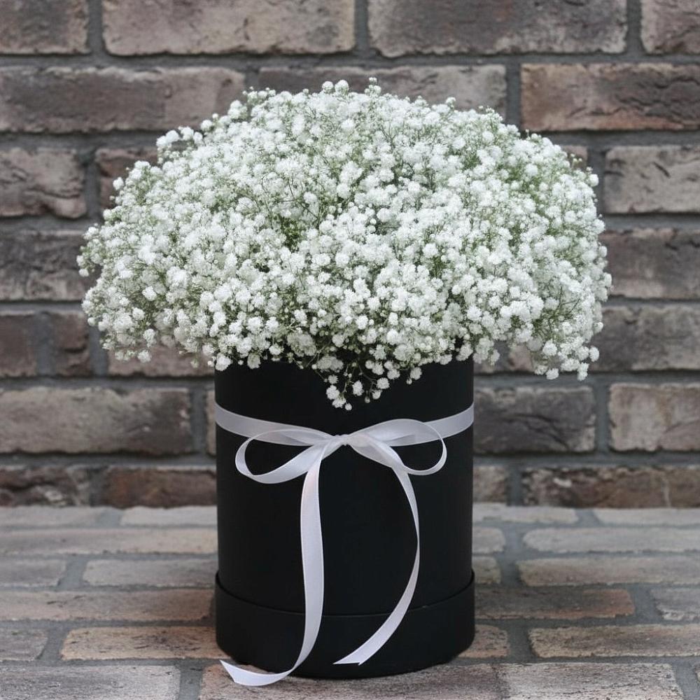 Цветочная композиция из Гипсофила в шляпной коробке в Североморске