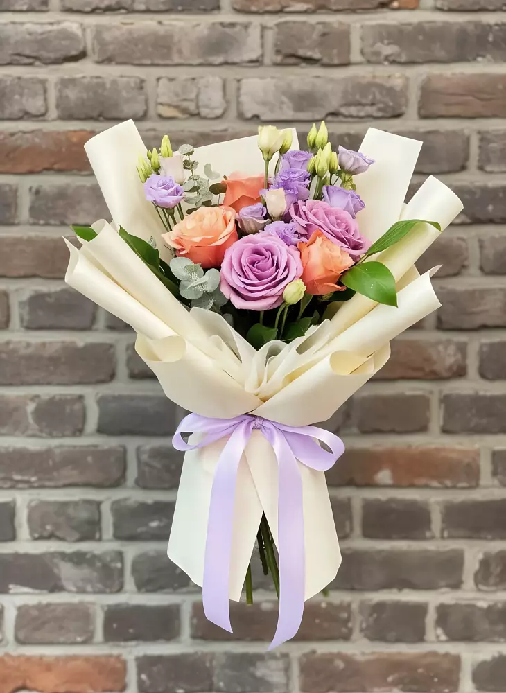 Букет цветов из: Лизиантусы и Розы в Североморске