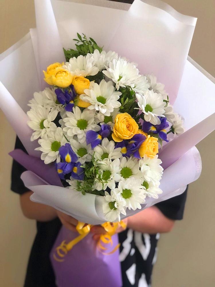 Букет цветов из: Ирисы, Хризантемы и Розы в Североморске
