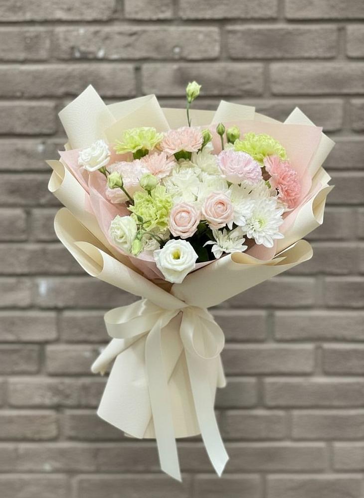 Букет цветов из: Гвоздики, Розы, Лизиантусы и Хризантемы в Североморске