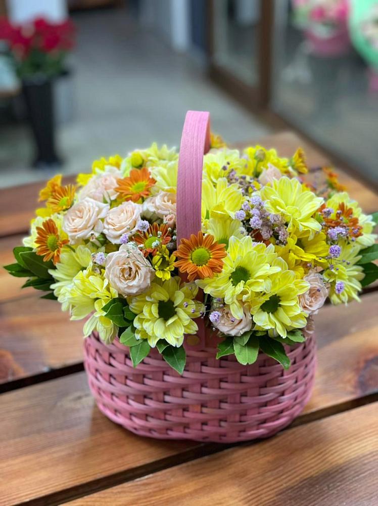 Цветочная композиция из Хризантемы и Розы в корзине в Североморске
