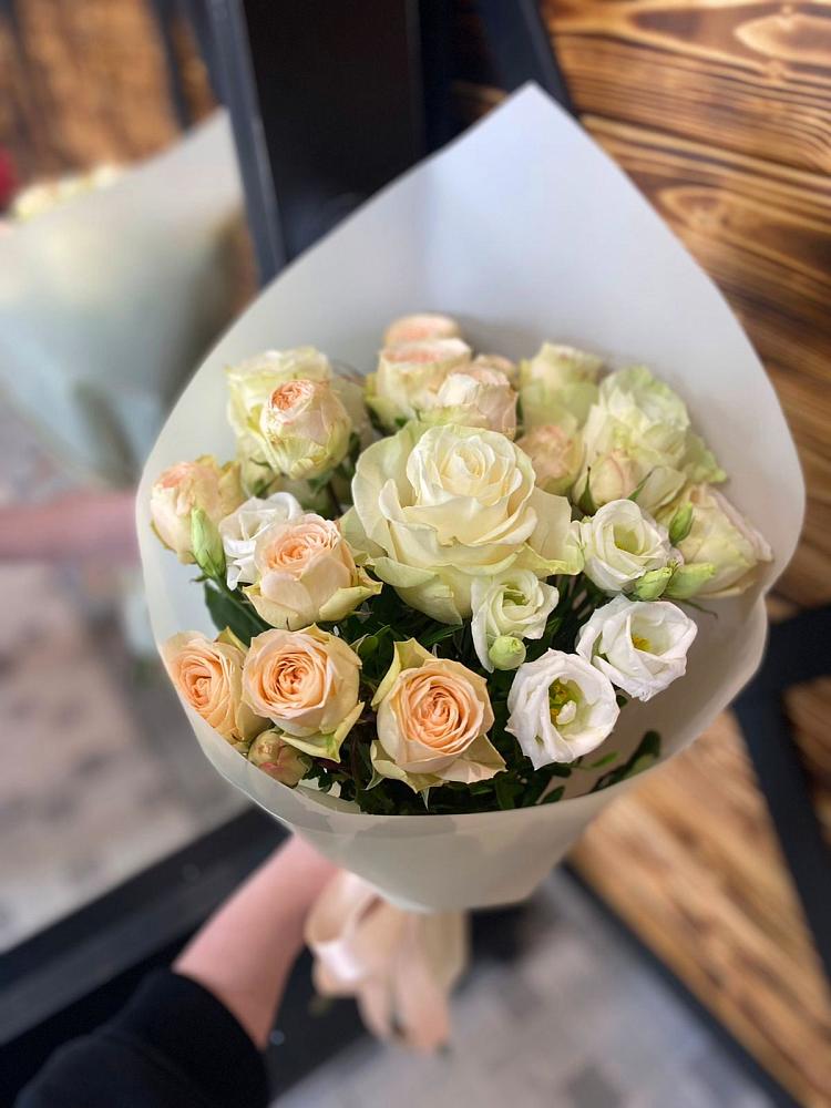 Букет цветов из: Розы и Лизиантусы в Североморске